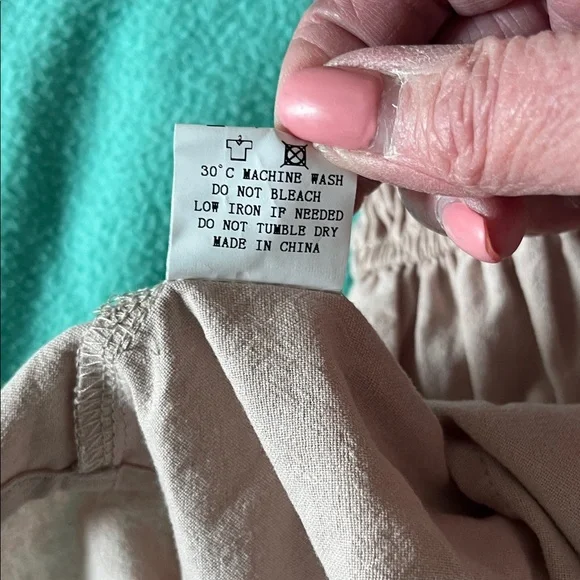 Smoke WOMEN’s Beige Sleeveless Smocked Tunic Top Size Medium NWT - Picture 9 of 9